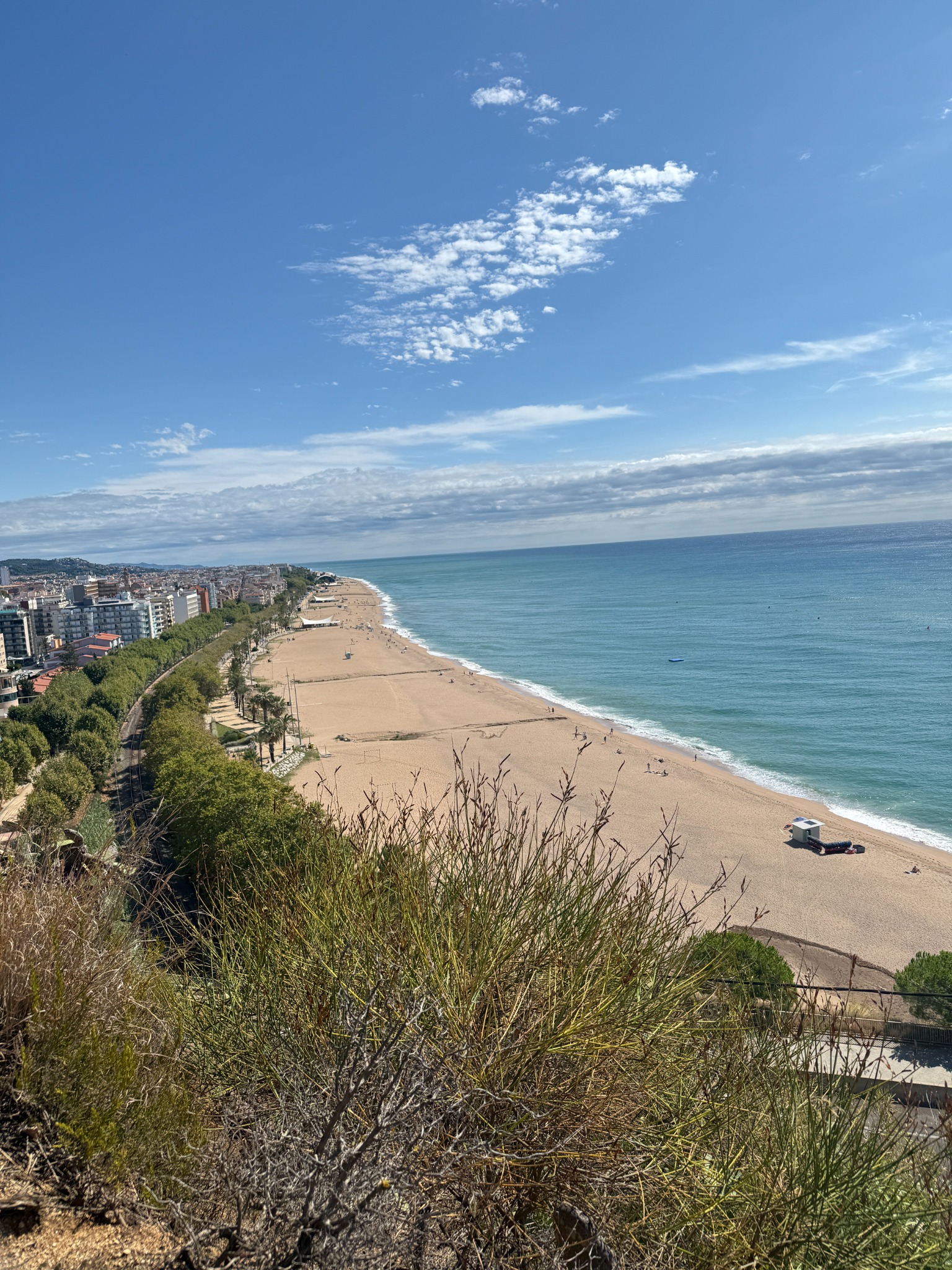 Uitzicht over het strand, de kust en de blauwe zee in Catalunya